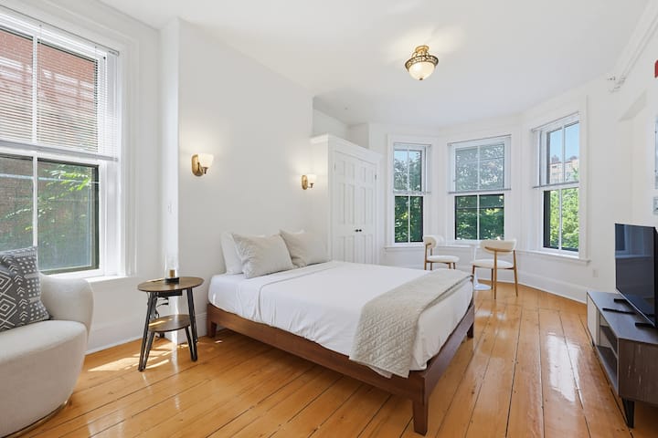 Boston Brownstone, Steps To Shopping & Dining - Arlington, MA
