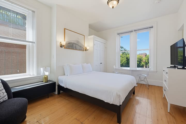 Stylish Boston Stay, Walk To T & Newbury St! - Boston, MA