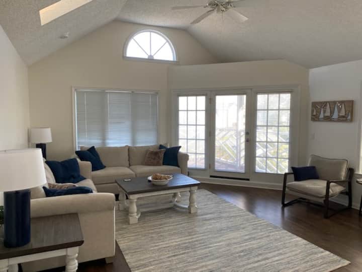 Newly Renovated 3bd / 3banorth End Vacation Home - Virginia Beach, VA