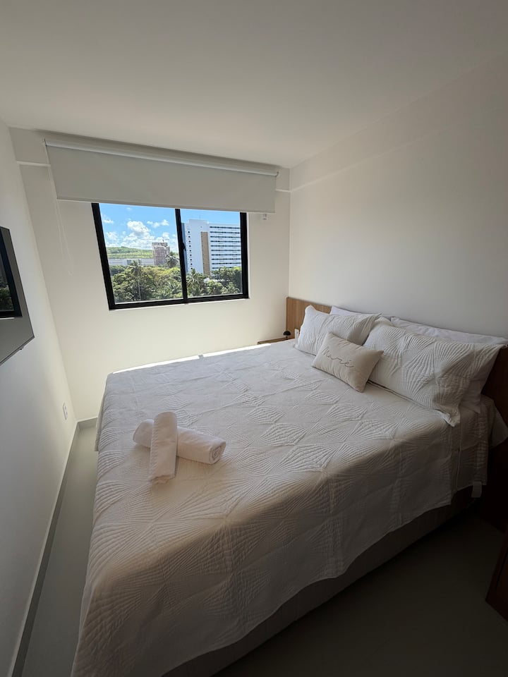 ¡Recámara completa con una cómoda cama tamaño queen, aire acondicionado, TV LED y ropa de cama de calidad!
