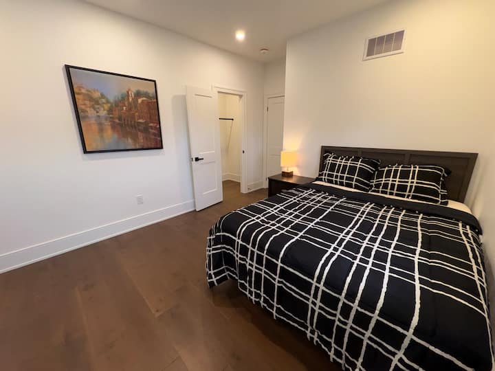 Modern Queen Room With Private Ensuite - Bolton