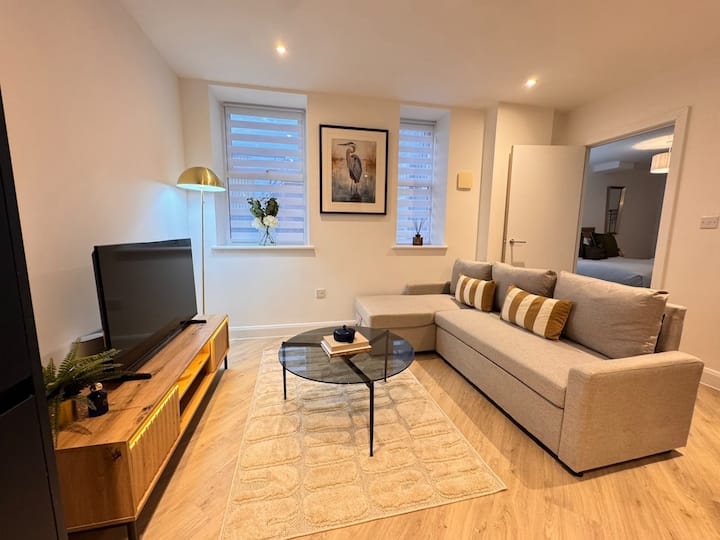 Andover Suite Signature | Sleeps 4 | Free Parking - Andover
