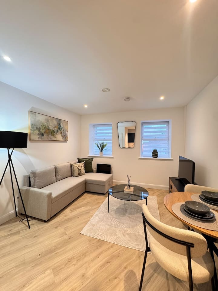 Andover Suite Grand | Sleeps 4 | Free Parking - Andover