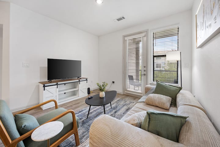 Getaway Oasis W/ Pool, Gym & Free Parking - Frisco, TX