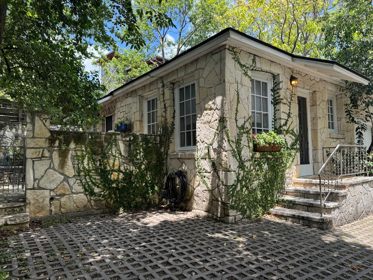 Peaceful, Historic Casita Near South Congress