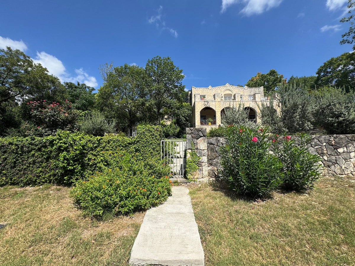 Peaceful, Historic Casita Near South Congress