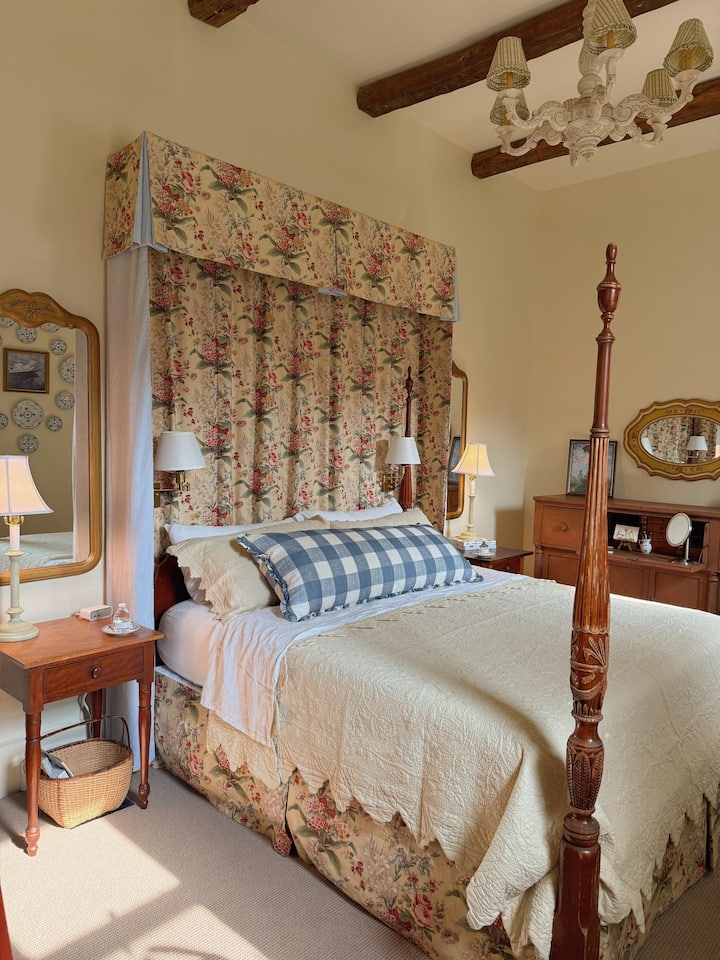 Relax in your spacious bedroom with a king-size four-poster bed for pure luxury. You'll find our premium mattress that all our guests rave about, high-end Quince linens, and elegant decor that has been primarily sourced from the local antique shops.
