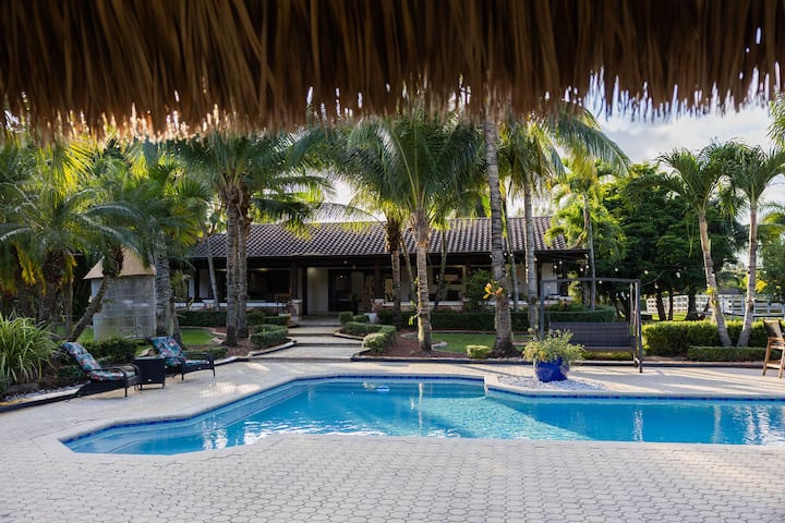 Spacious Villa W/heated Pool/games/event/18g - Bahamas