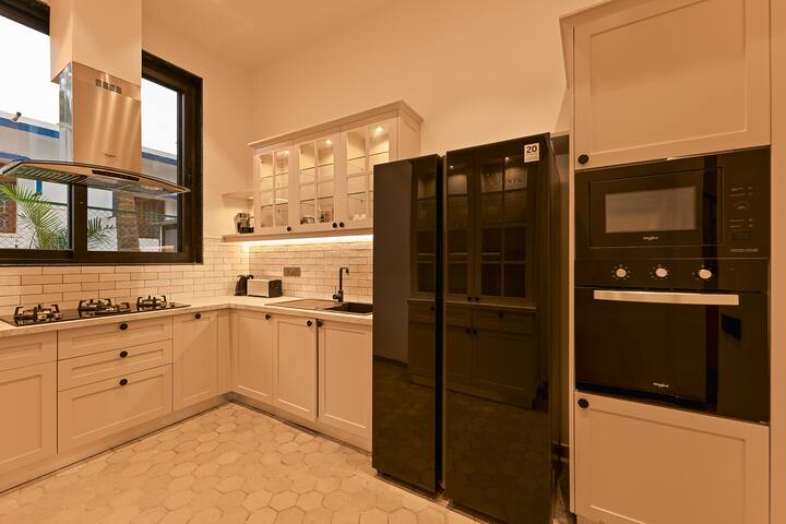 Full kitchen image 2