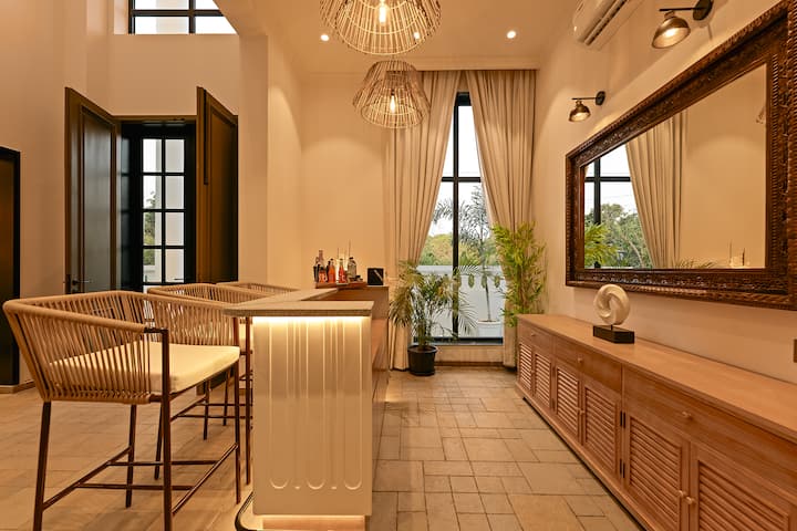 Dining area image 5