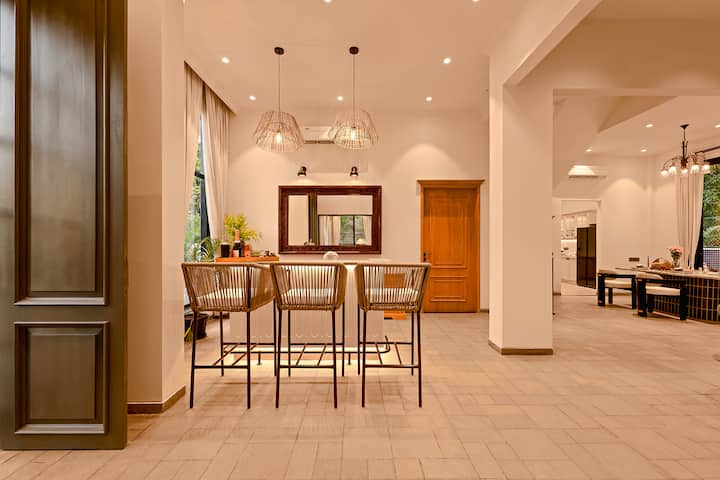Dining area image 6