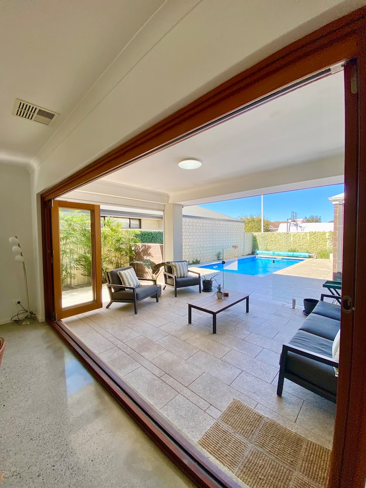 Burns Beach Luxury Home With Pool, Close To Beach - イルカ