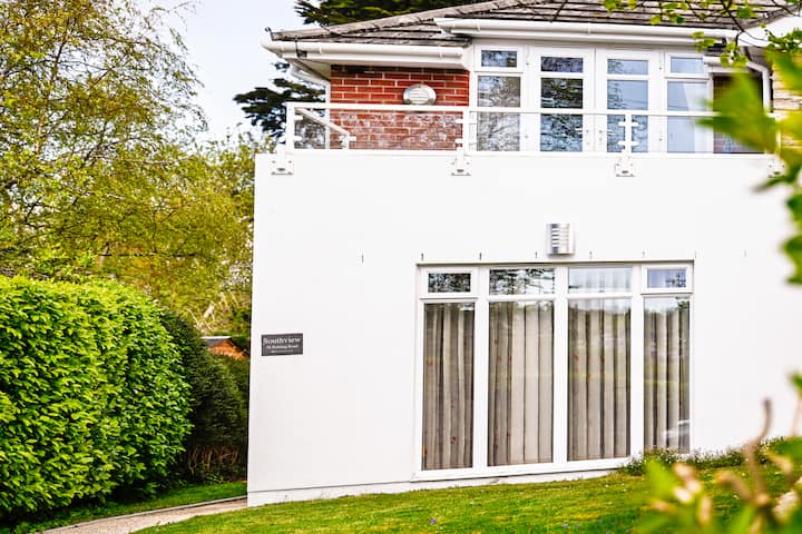 Sunny Balcony Views, Spacious Lounge & Garden - Swanage