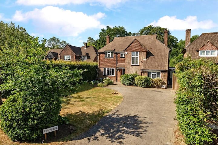 Cherrycroft  Detached Family Home By Downs Link - Guildford