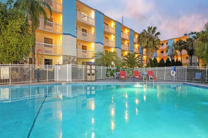 Walk To Universal Orlando | Pool & Free Parking - Orlando, FL