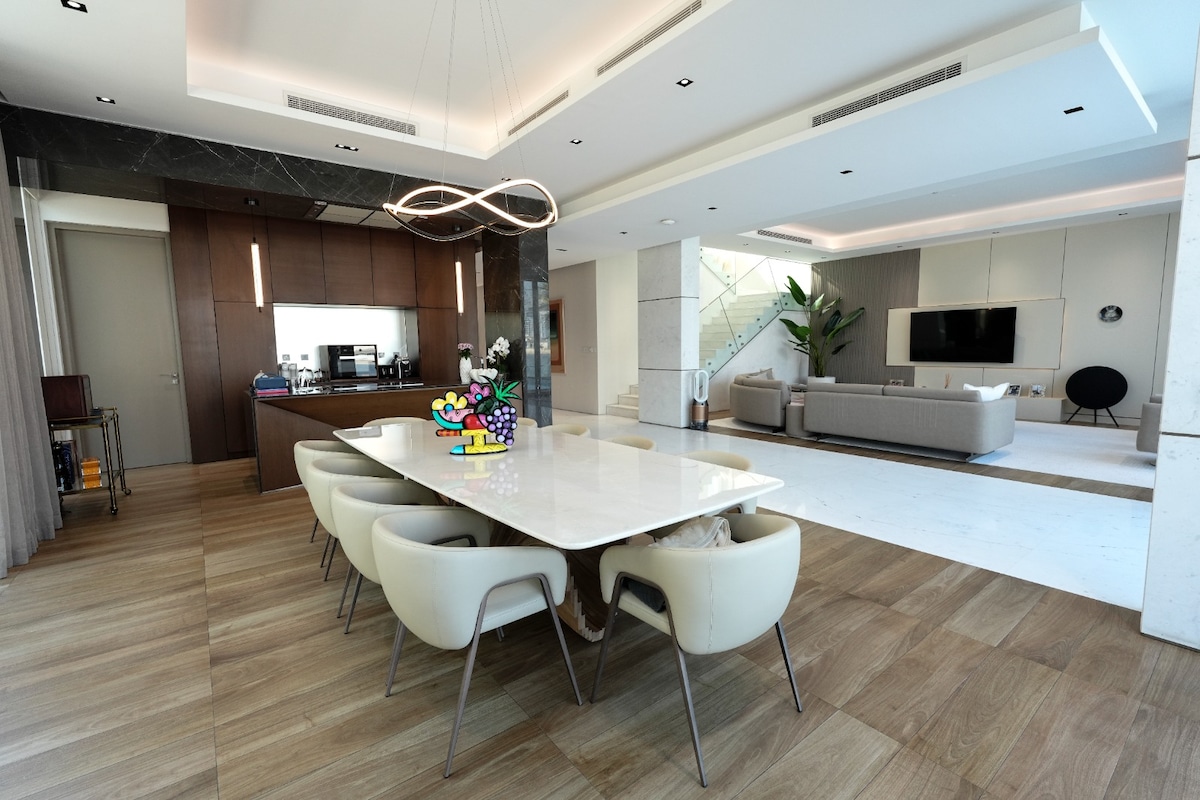 Luxury 5BR Palm Jumeirah Villa with Pool - 4