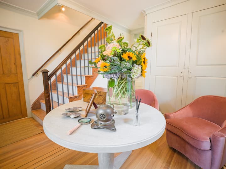 Charming Top Floor Room In The Historic District - Nantucket, MA