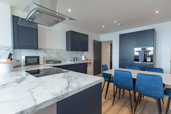 Spacious 3-bed Sea View Apartment - Scarborough Beach
