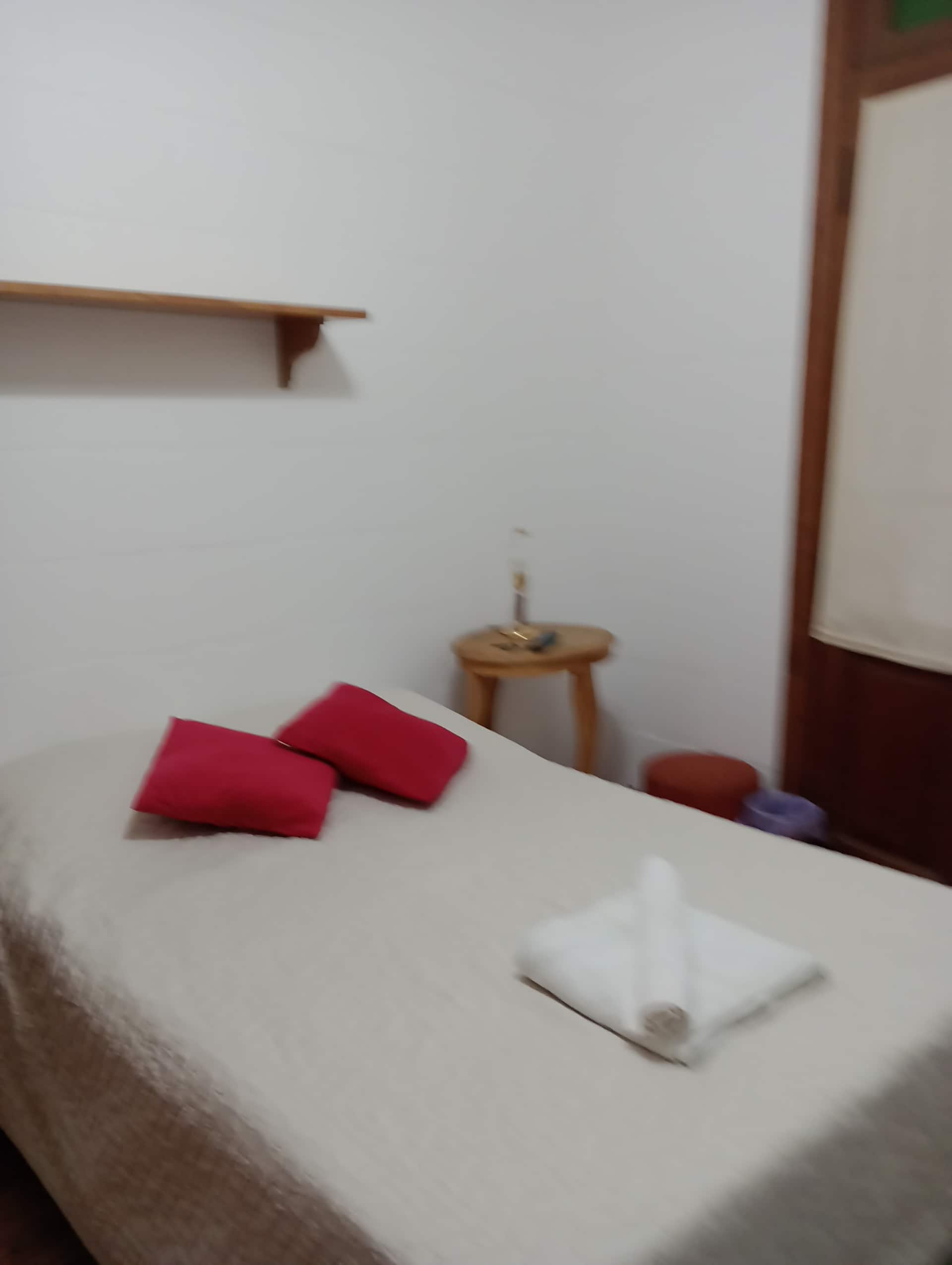 Dormitorio con cama doble