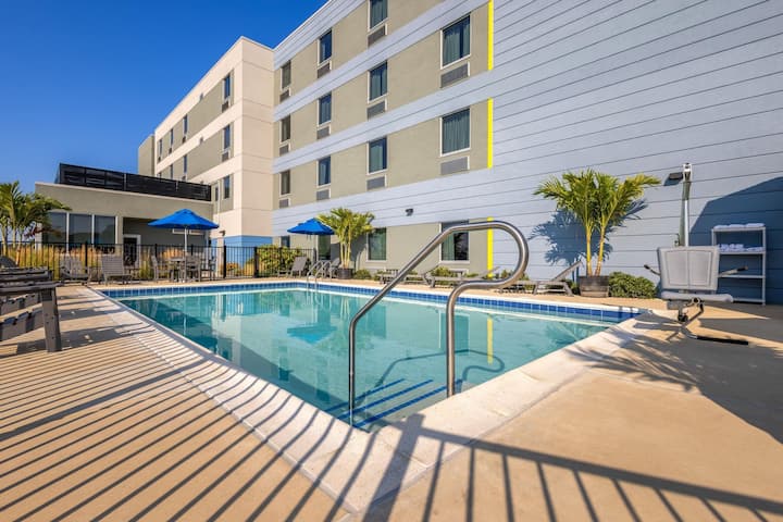 Microtel Rehoboth | Corner 2 Queen | Pool - Lewes, DE