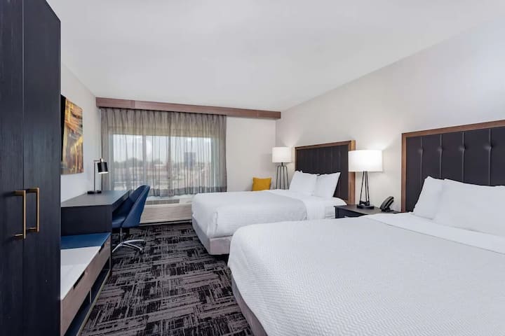 2 Queen | La Quinta South Bend | Near Notre Dame - South Bend