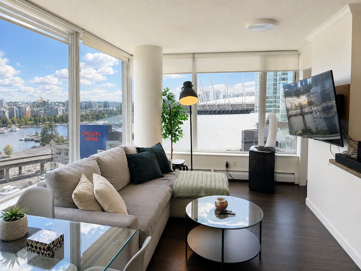 Spacious 2br/2ba + Bright Den | Prime Location - Vancouver