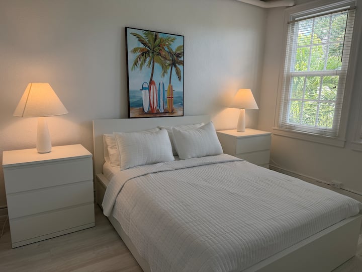 Palm Beach Airy 1 Bed Condo Heated Pool Sleeps 4 - Palm Beach, FL