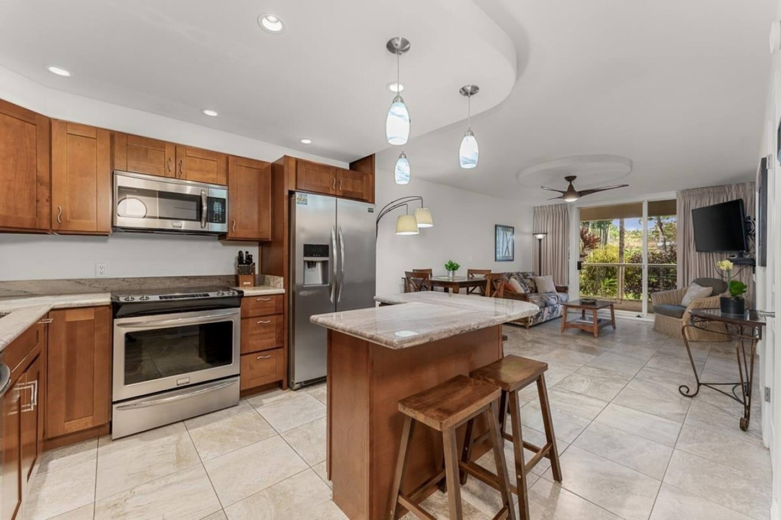 Luxury Condo at Kameole Beach - Photo 2