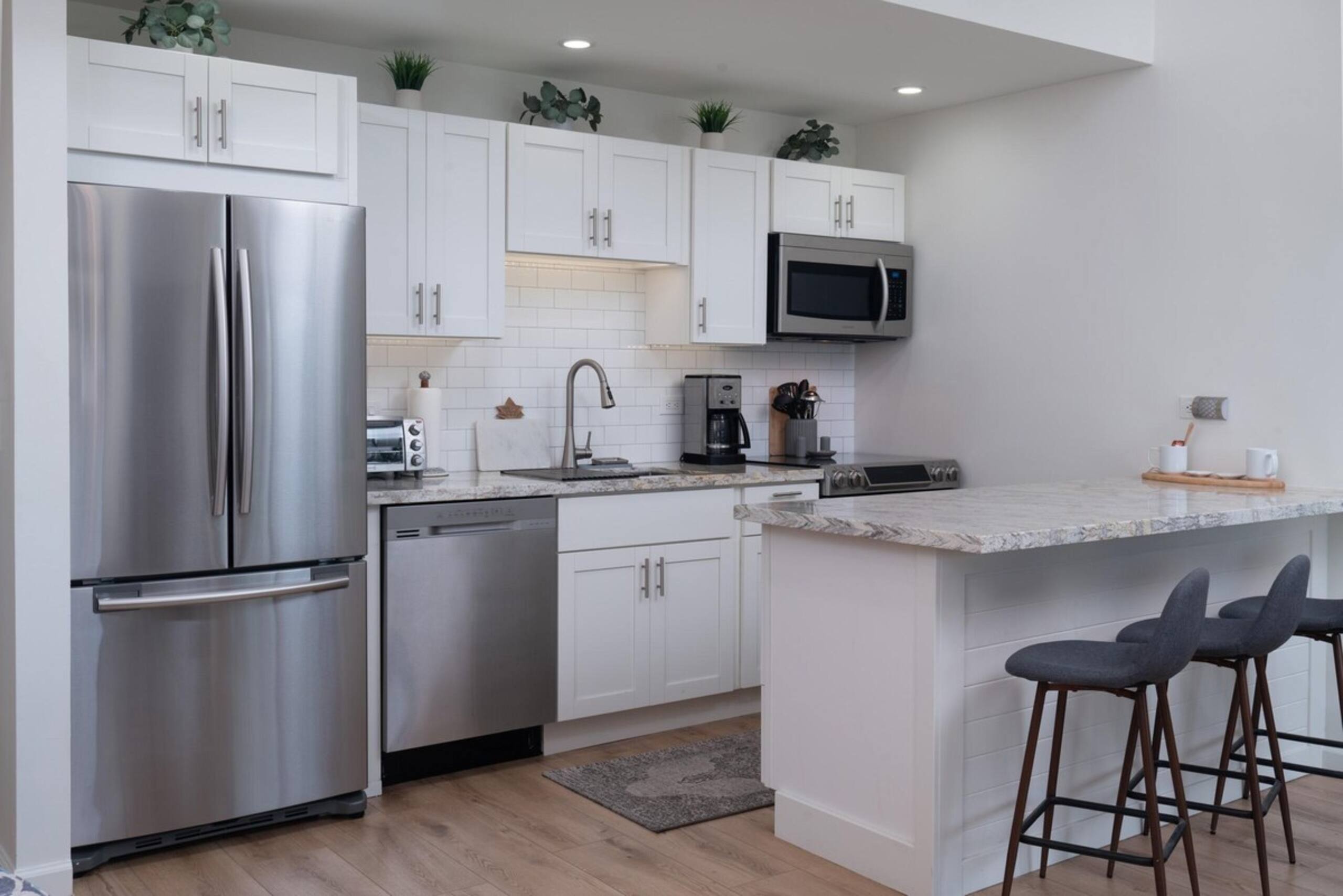 Beautiful 3 Bedroom Condo with Ocean View & Pool - Main photo