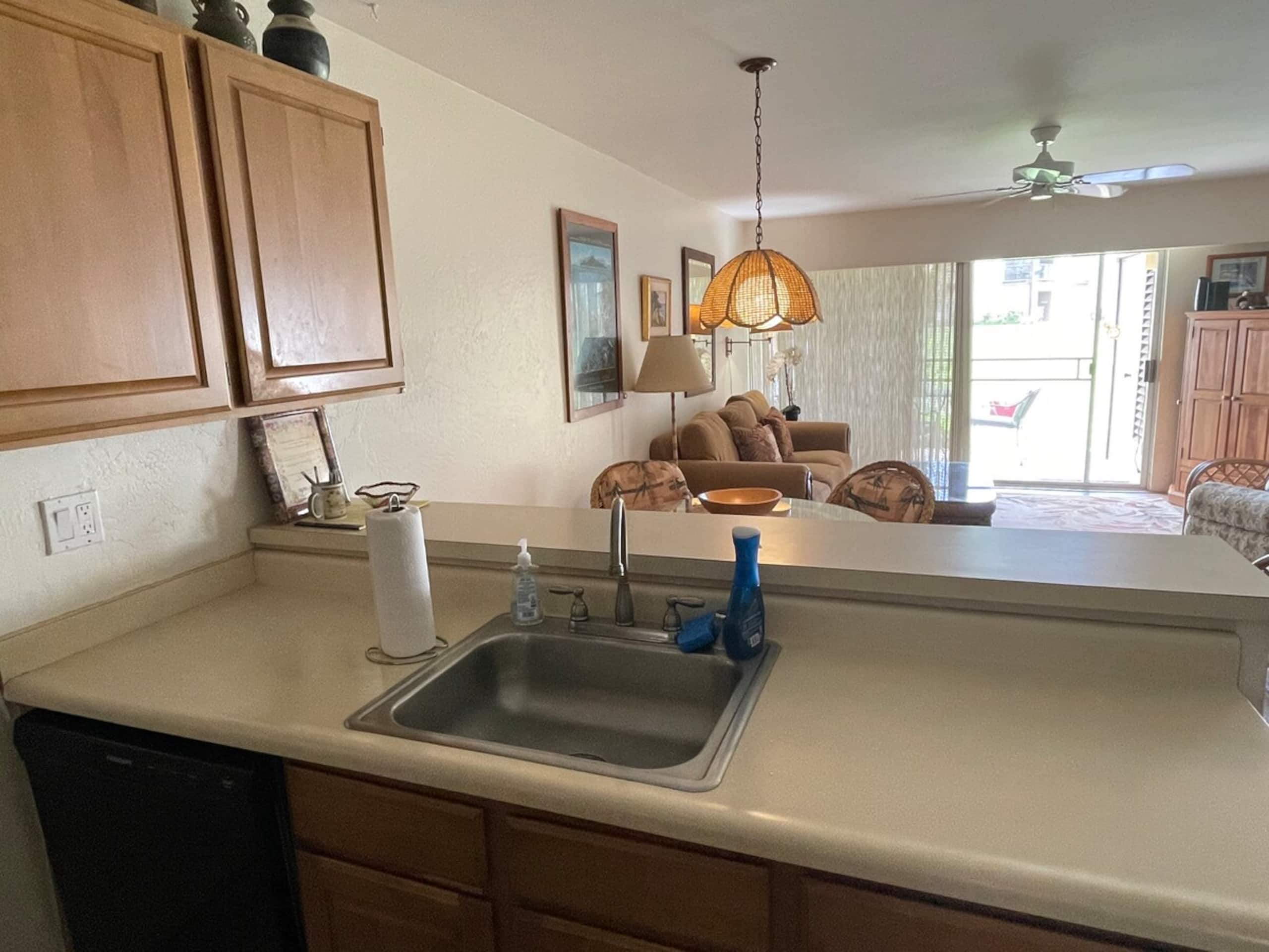 Hawaiian-style 1 BR Condo - steps from the beach! - Photo 7