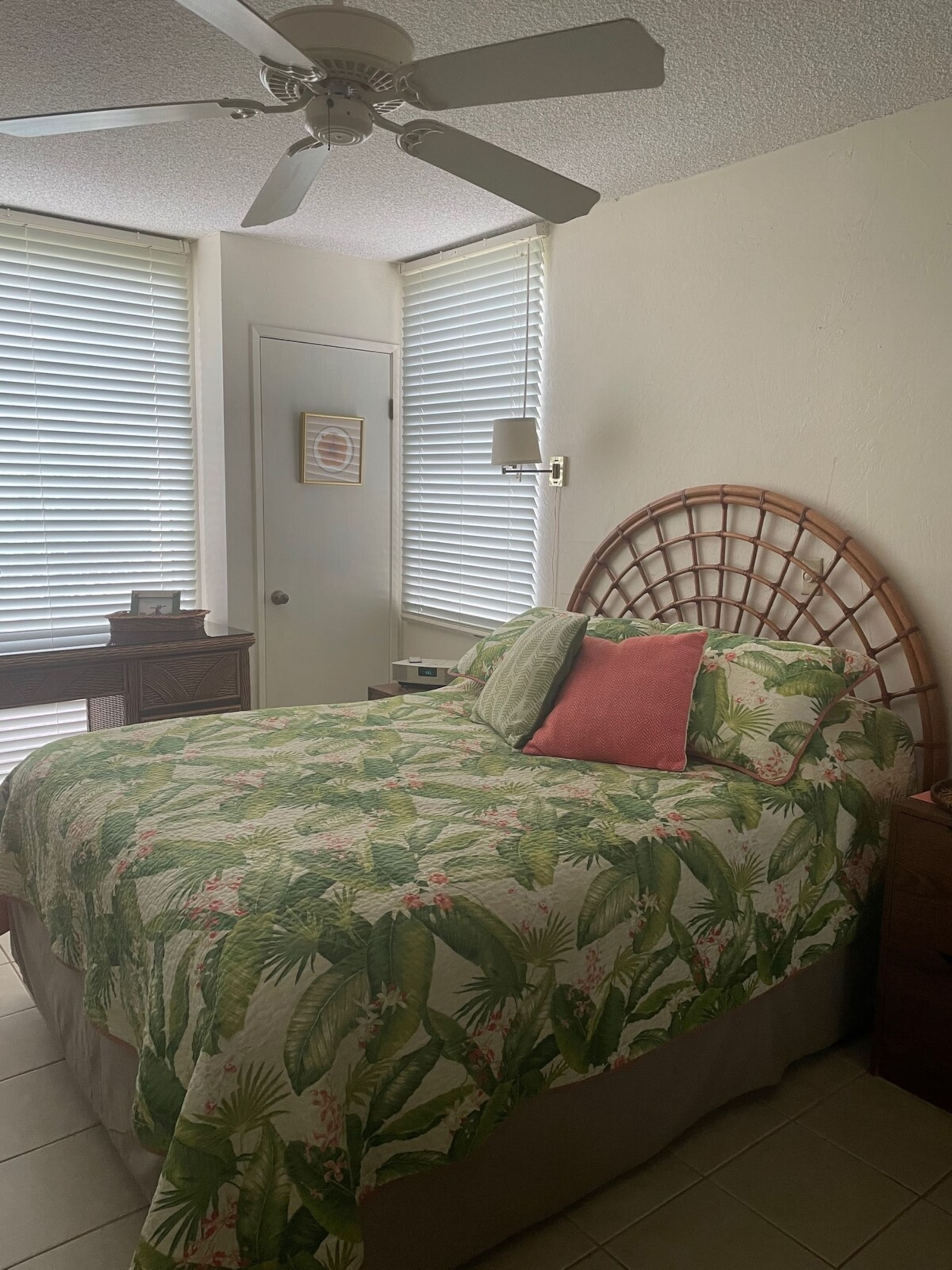 Hawaiian-style 1 BR Condo - steps from the beach! - Photo 6