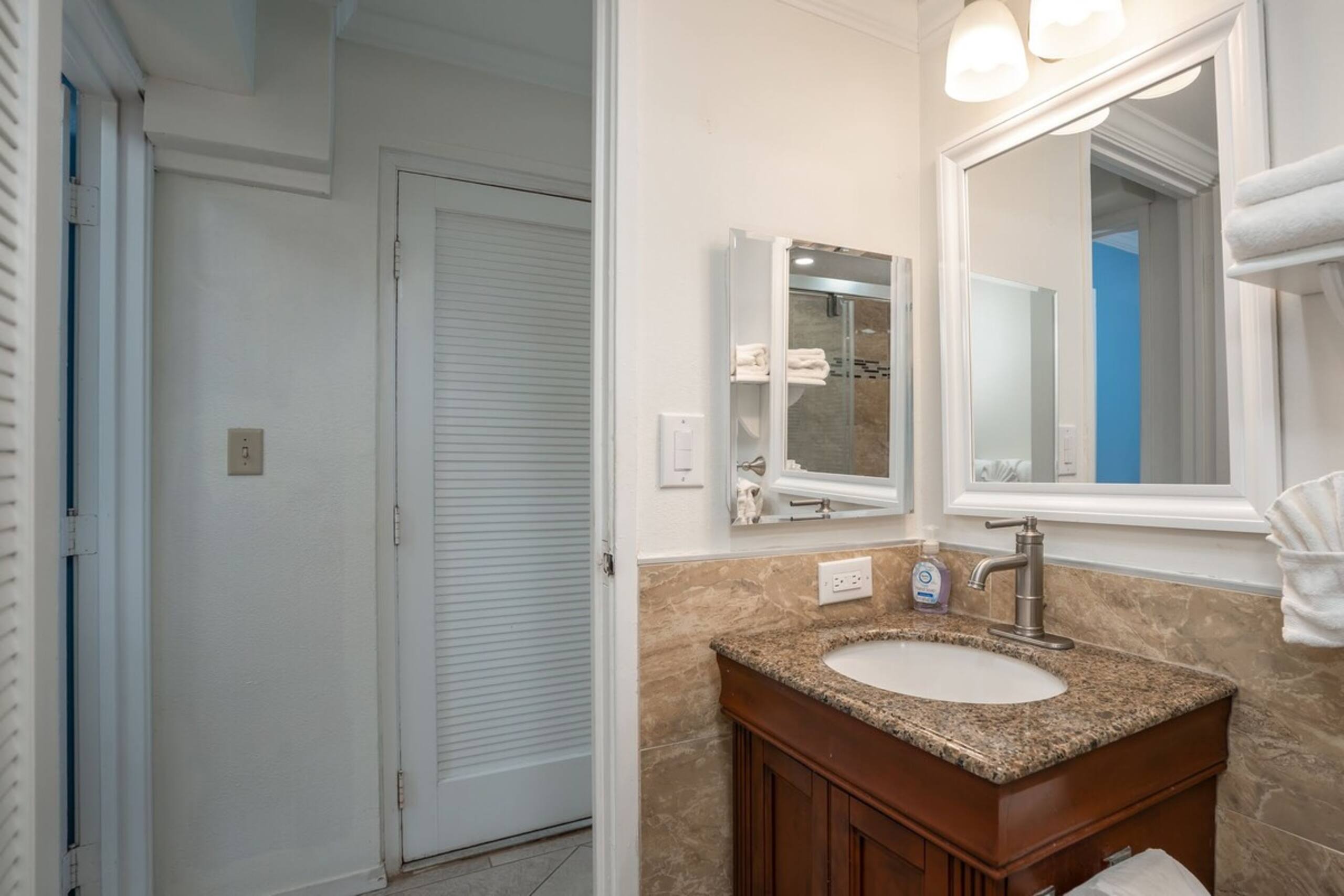 Lovely 2-bedrooms/2baths Ocean Front Condo - Photo 24
