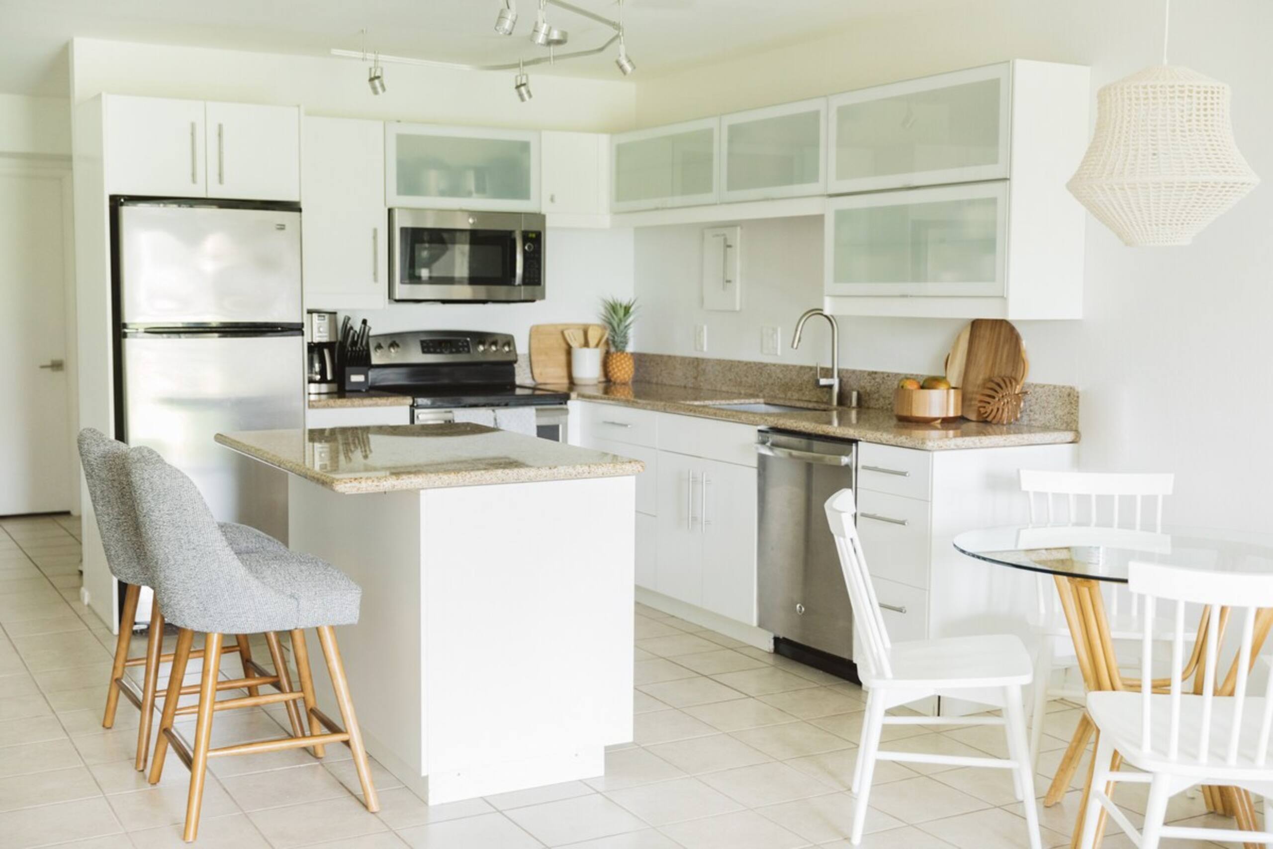 Beautiful Modern Decor in a Light-Filled Condo - Photo 10