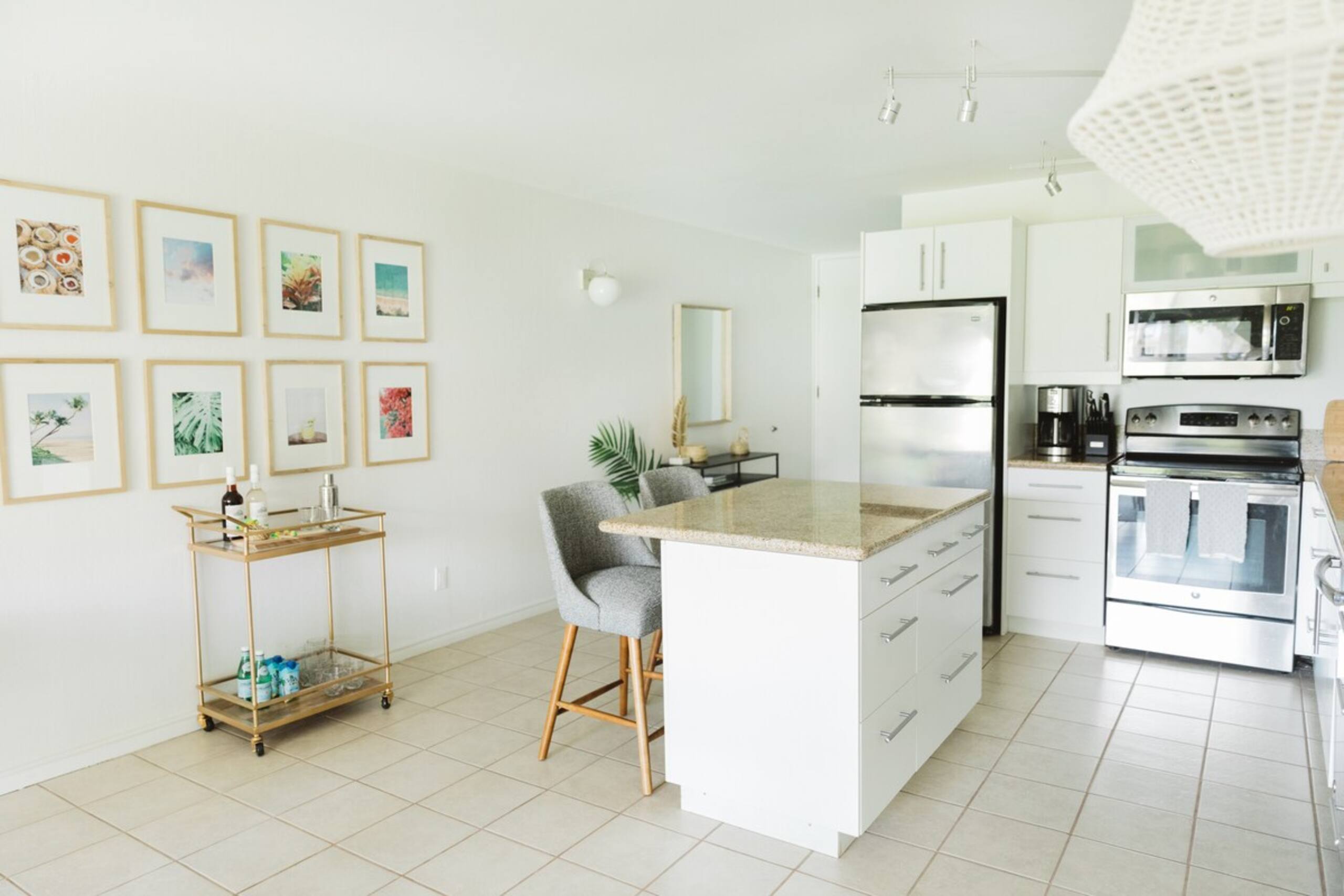 Beautiful Modern Decor in a Light-Filled Condo - Photo 2
