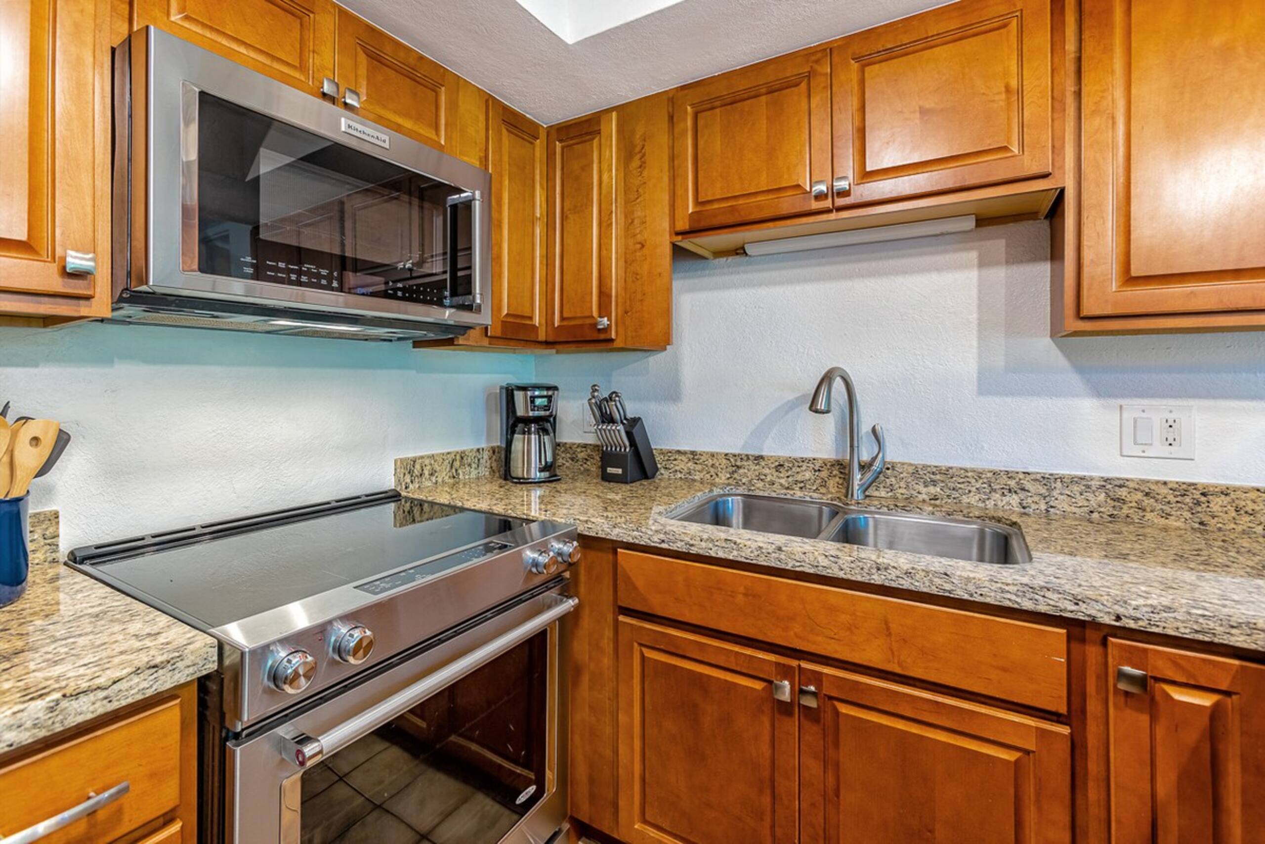 Oceanfront Maui condo w/ double lanai - Photo 16