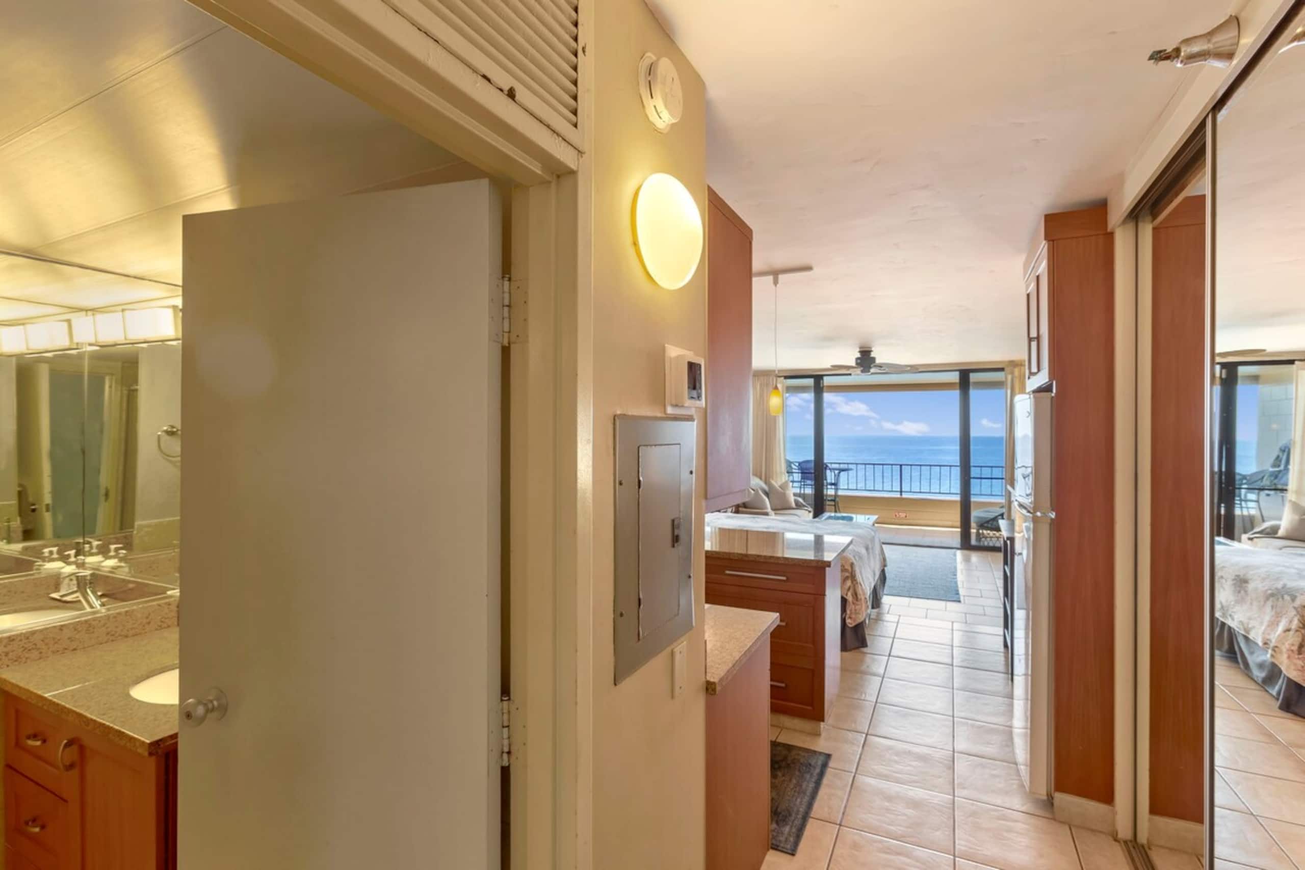 Honu Hideaway, Maui Kaanapali Oceanfront Penthouse - Photo 3