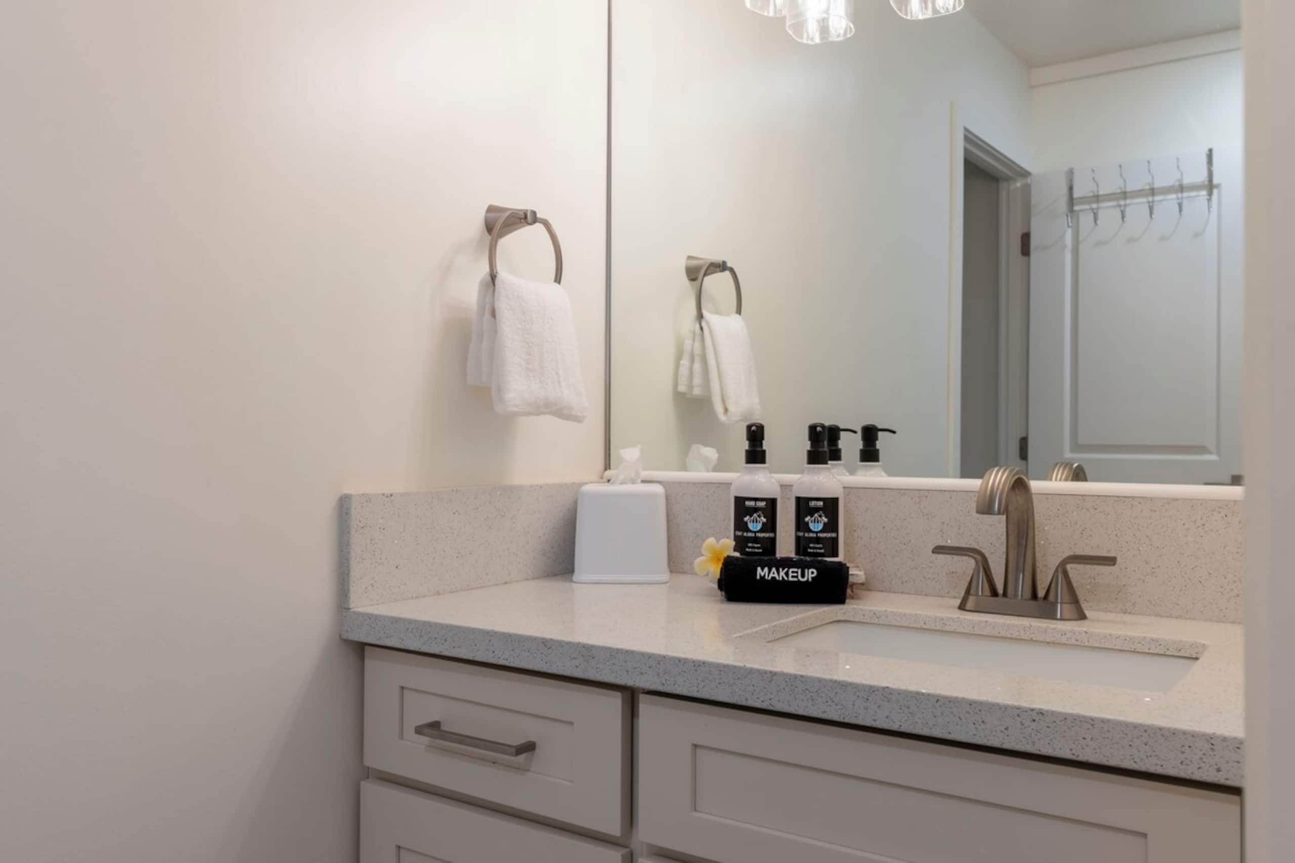 Remodeled 6th floor Oceanview condo, AC, beach - Photo 18