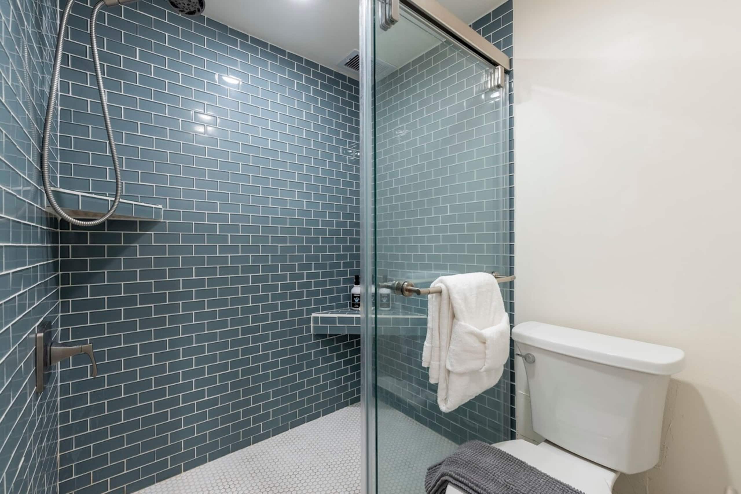 Remodeled 6th floor Oceanview condo, AC, beach - Photo 19