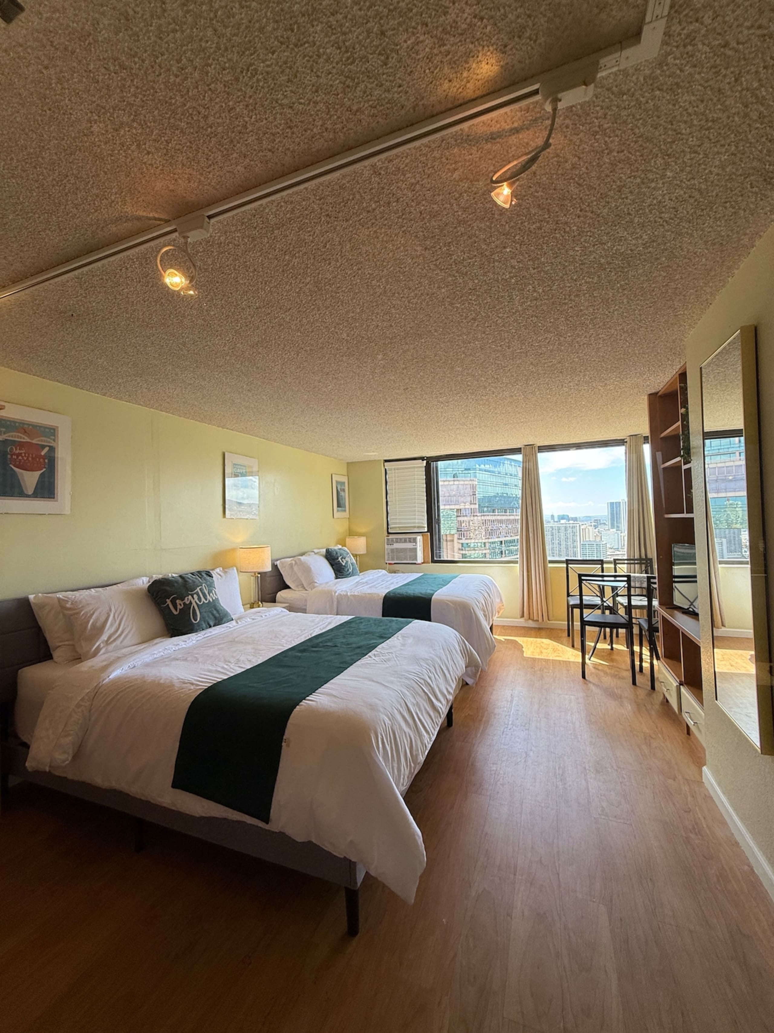 Charming Twin-Joined Studio with Plentiful Space - Photo 7