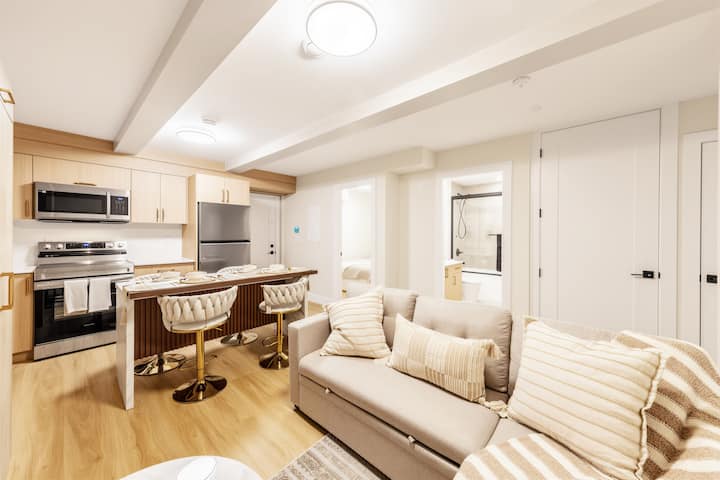 Bright & Spacious 2-bedroom Basement Suite - Surrey