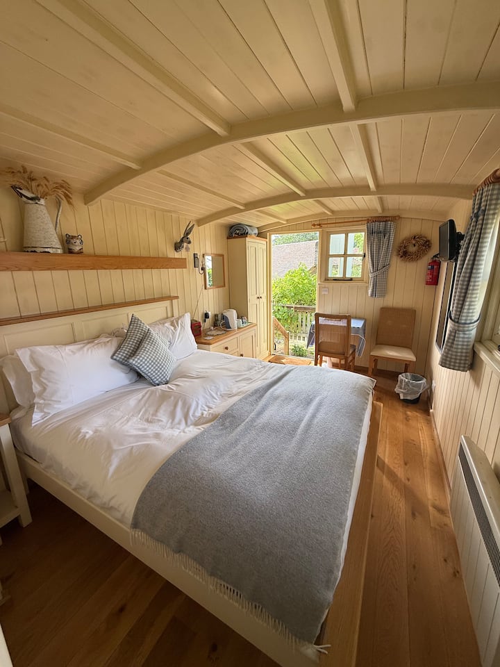 The Magnolia Hut - South Downs