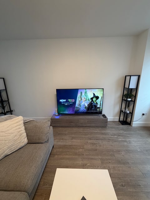 Popular Airbnb listing: Modern Edinburgh Flat | Murrayfield & City Centre in Fountainbridge & Craiglockhart