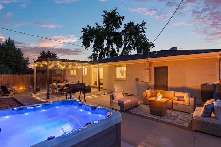 Golf Sim, Hot Tub, 2 Fire Pits, Games & Sleeps 14 - Denver