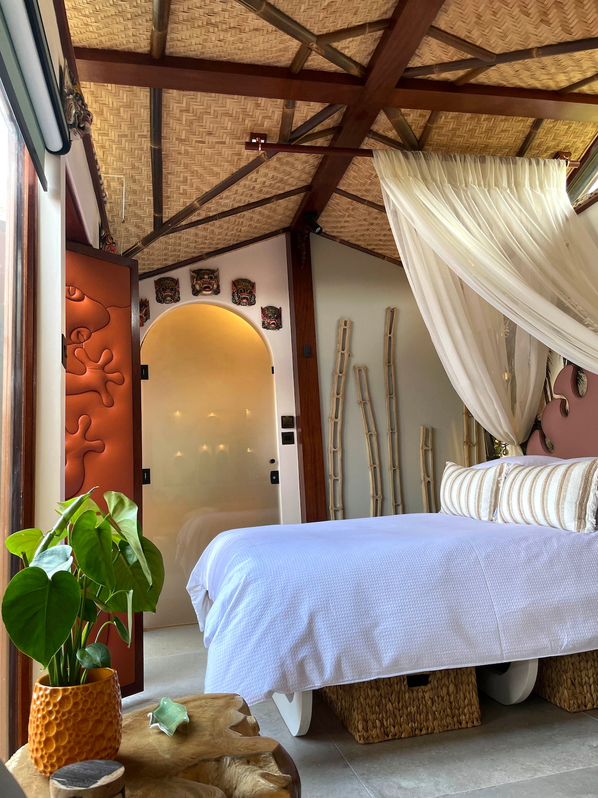 Secret Bali Retreat | Hot Tub | 30 Mins to London in Greater