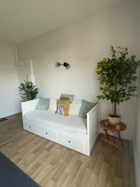 Top performing Airbnb: Charming one-bedroom apartment with balcony 2 minutes from the beach in Saint Lunaire