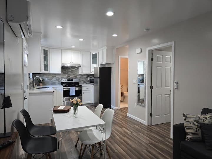 Brand New Private Suite | Parking | Full Kitchen - San José