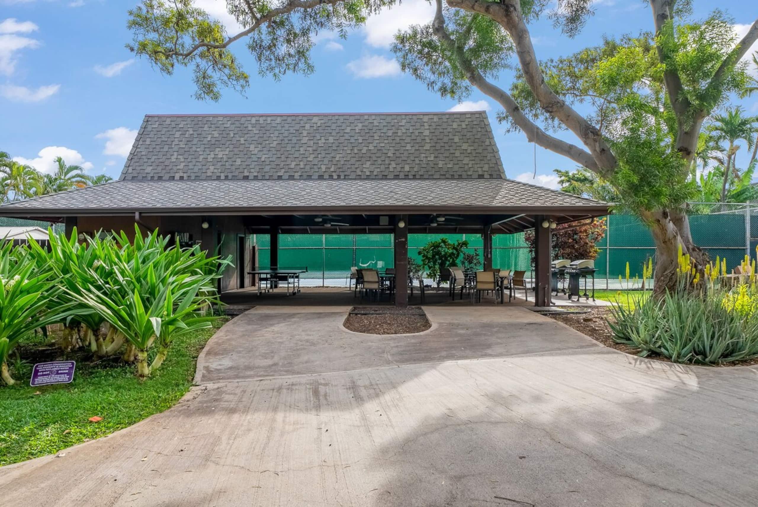 Family Friendly 3 bedroom, AC, walk to the beach - Photo 34