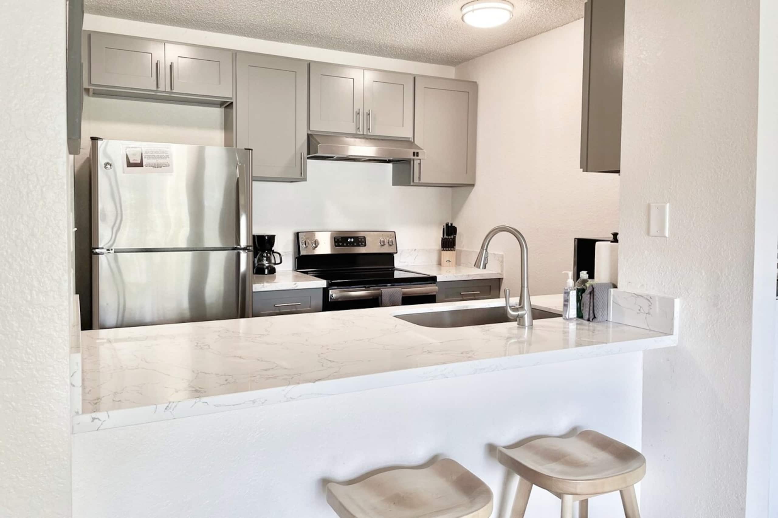 1 minute to Beach & Downtown Remodeled XL Apt - Photo 11