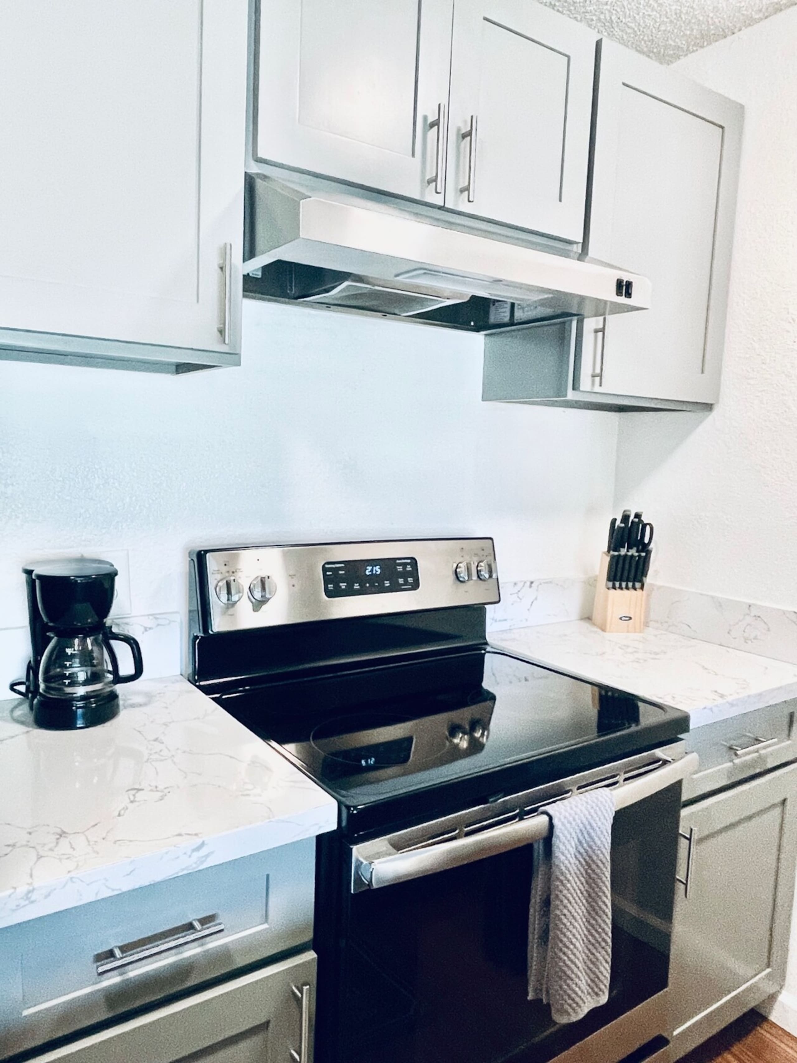 1 minute to Beach & Downtown Remodeled XL Apt - Photo 13