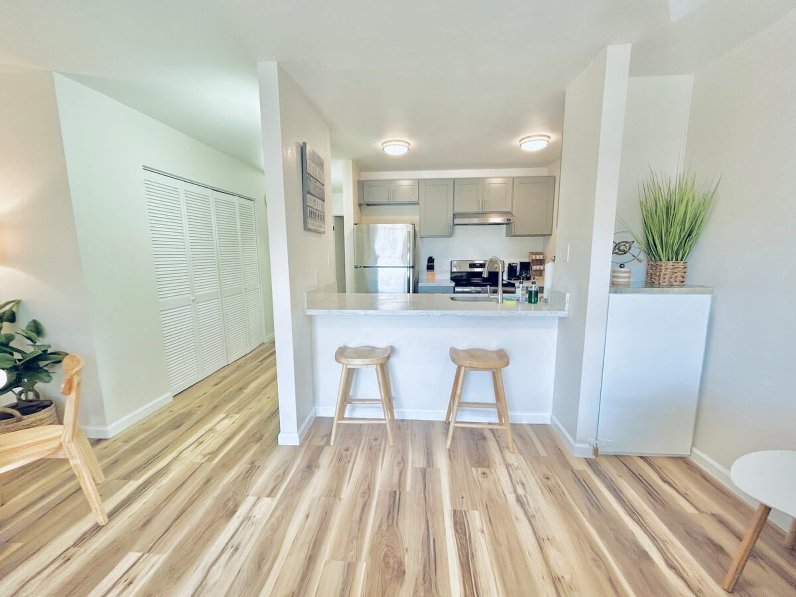 1 minute to Beach & Downtown Remodeled XL Apt - Photo 10